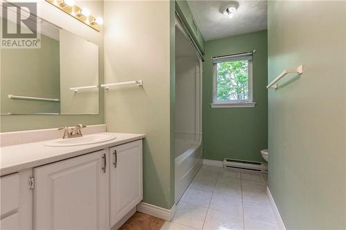 158 Elmhurst Road, Moncton, NB - Indoor Photo Showing Bathroom