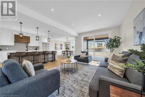 60 Pike Creek Drive, Cayuga, ON - Indoor Photo Showing Living Room