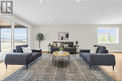 60 Pike Creek Drive, Cayuga, ON - Indoor Photo Showing Living Room