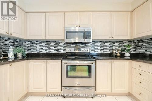 38 Sams Crescent, Brampton, ON - Indoor Photo Showing Kitchen With Upgraded Kitchen