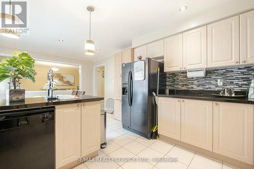 38 Sams Crescent, Brampton, ON - Indoor Photo Showing Kitchen