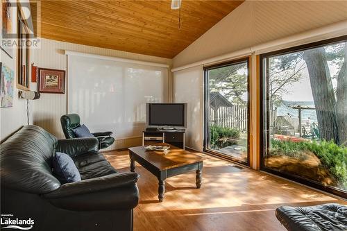 16 Yarwood Road, Tiny, ON - Indoor Photo Showing Living Room