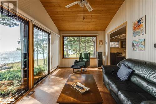 16 Yarwood Road, Tiny, ON - Indoor Photo Showing Living Room