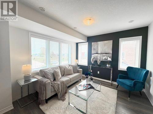 549 Goldenrod Lane, Kitchener, ON - Indoor Photo Showing Living Room