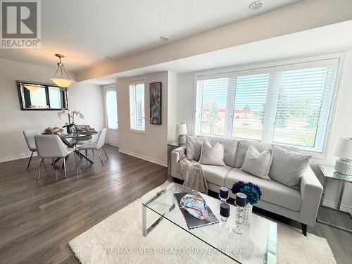 549 Goldenrod Lane, Kitchener, ON - Indoor Photo Showing Living Room