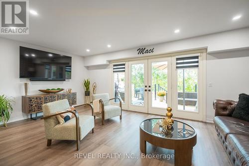 7188 Stacey Drive, Niagara Falls, ON - Indoor Photo Showing Living Room