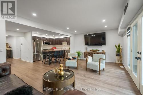 7188 Stacey Drive, Niagara Falls, ON - Indoor Photo Showing Living Room