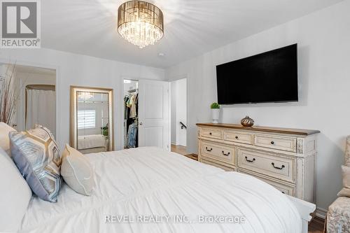 7188 Stacey Drive, Niagara Falls, ON - Indoor Photo Showing Bedroom