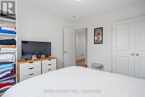 7188 Stacey Drive, Niagara Falls, ON - Indoor Photo Showing Bedroom