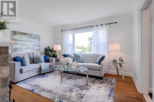 311 Sanatorium Road, Hamilton, ON - Indoor Photo Showing Living Room