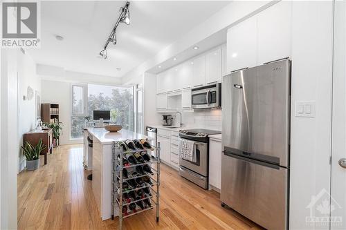 101 Richmond Road Unit#411, Ottawa, ON - Indoor Photo Showing Kitchen With Upgraded Kitchen