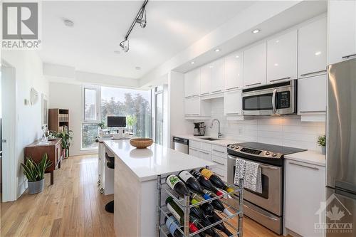 101 Richmond Road Unit#411, Ottawa, ON - Indoor Photo Showing Kitchen With Upgraded Kitchen