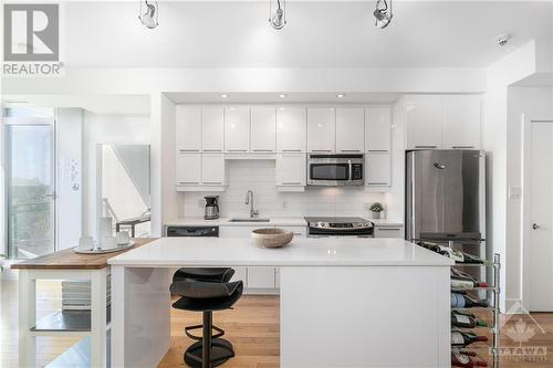 101 Richmond Road Unit#411, Ottawa, ON - Indoor Photo Showing Kitchen With Upgraded Kitchen