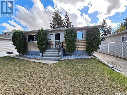 637 Grandview Street W, Moose Jaw, SK - Outdoor