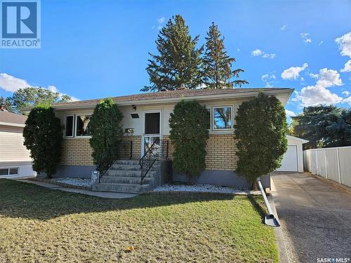 637 Grandview Street W, Moose Jaw, SK - Outdoor