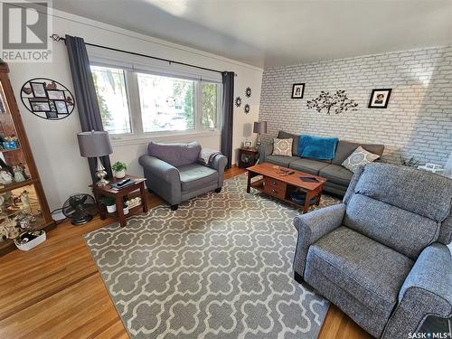 637 Grandview Street W, Moose Jaw, SK - Indoor Photo Showing Living Room