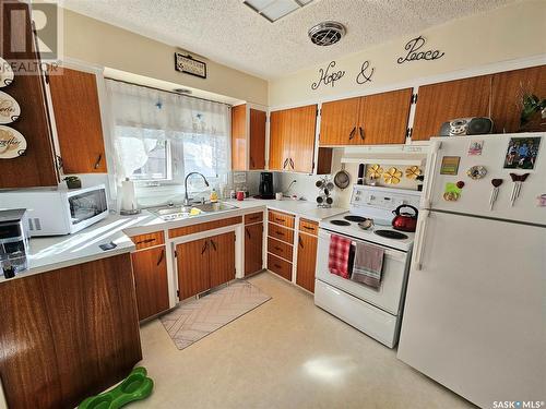 637 Grandview Street W, Moose Jaw, SK - Indoor Photo Showing Kitchen With Double Sink