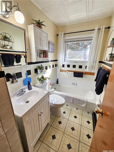 637 Grandview Street W, Moose Jaw, SK - Indoor Photo Showing Bathroom