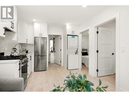 2 3588 Pender Street, Vancouver, BC - Indoor Photo Showing Kitchen