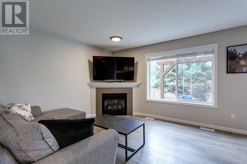 914 Craig Road Unit# 102, Kelowna, BC - Indoor Photo Showing Living Room With Fireplace