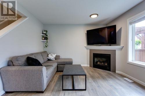 914 Craig Road Unit# 102, Kelowna, BC - Indoor Photo Showing Living Room With Fireplace