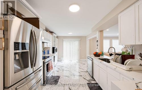 28 Murkar Crescent, Whitby, ON - Indoor Photo Showing Kitchen With Upgraded Kitchen