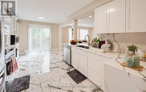 28 Murkar Crescent, Whitby, ON - Indoor Photo Showing Kitchen