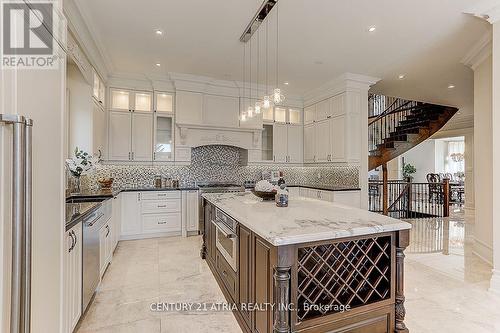 33 Winterport Court, Richmond Hill, ON - Indoor Photo Showing Kitchen With Upgraded Kitchen