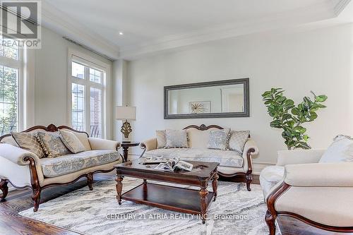 33 Winterport Court, Richmond Hill, ON - Indoor Photo Showing Living Room