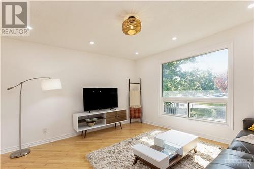 402 Montfort Street Unit#4, Ottawa, ON - Indoor Photo Showing Living Room