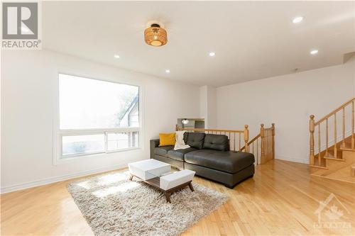 402 Montfort Street Unit#4, Ottawa, ON - Indoor Photo Showing Living Room