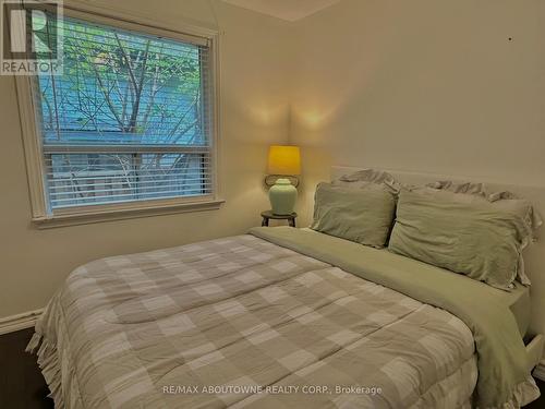 1353 Sheldon Avenue, Oakville, ON - Indoor Photo Showing Bedroom