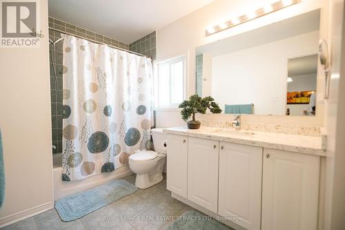 5431 Sundial Road, Burlington, ON - Indoor Photo Showing Bathroom