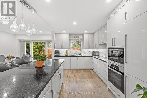 2816 Constable Road, Mississauga, ON - Indoor Photo Showing Kitchen With Upgraded Kitchen