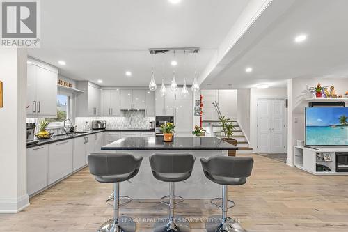 2816 Constable Road, Mississauga, ON - Indoor Photo Showing Kitchen With Upgraded Kitchen