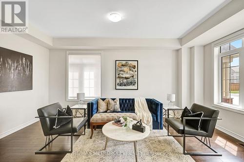 15 Douglas Kemp Crescent, Clarington, ON - Indoor Photo Showing Living Room