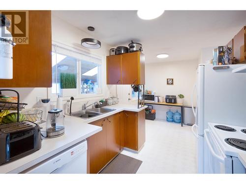 2822 Sycamore Crescent, Prince George, BC - Indoor Photo Showing Kitchen With Double Sink