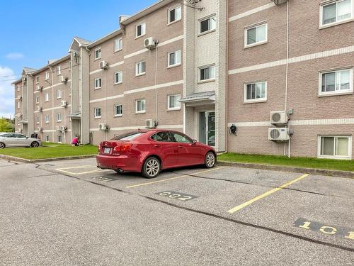 Parking - 02-2350 Av. Desaulniers, Saint-Hyacinthe, QC - Outdoor