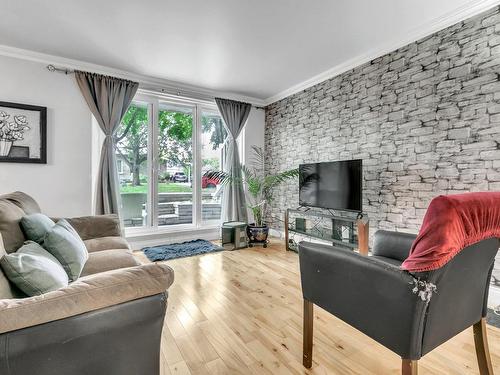 Living room - 02-2350 Av. Desaulniers, Saint-Hyacinthe, QC - Indoor Photo Showing Living Room