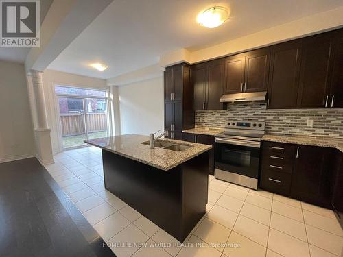 32 Falconridge Terrace, East Gwillimbury, ON - Indoor Photo Showing Kitchen With Double Sink With Upgraded Kitchen