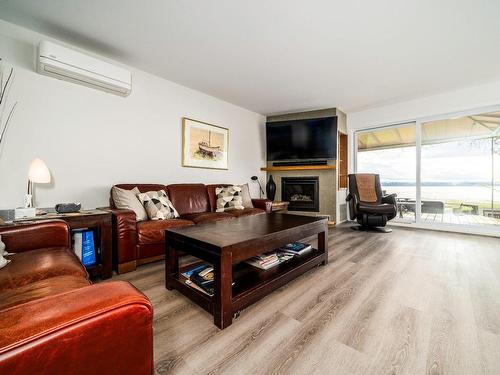 Salon - 1067 Rue Vauquelin, Neuville, QC - Indoor Photo Showing Living Room With Fireplace