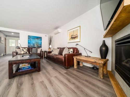 Salon - 1067 Rue Vauquelin, Neuville, QC - Indoor Photo Showing Living Room With Fireplace