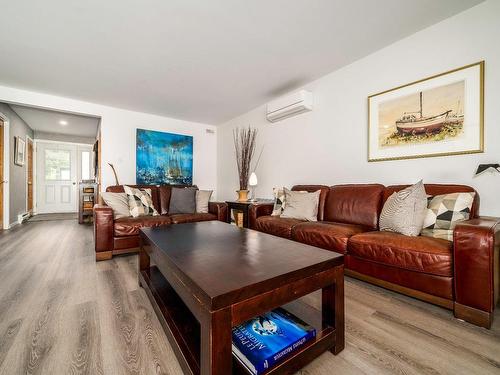 Salon - 1067 Rue Vauquelin, Neuville, QC - Indoor Photo Showing Living Room