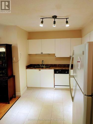 403 - 15 Hofstetter Avenue, Kitchener, ON - Indoor Photo Showing Kitchen