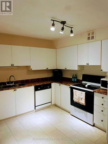 403 - 15 Hofstetter Avenue, Kitchener, ON - Indoor Photo Showing Kitchen