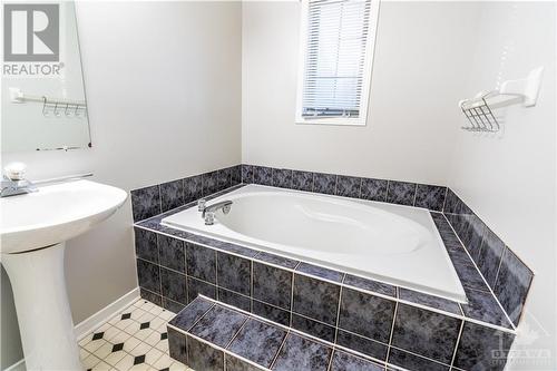 13 Banchory Crescent, Ottawa, ON - Indoor Photo Showing Bathroom