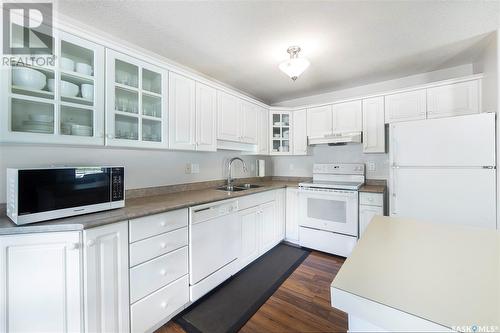 1 410 Keevil Crescent, Saskatoon, SK - Indoor Photo Showing Kitchen With Double Sink