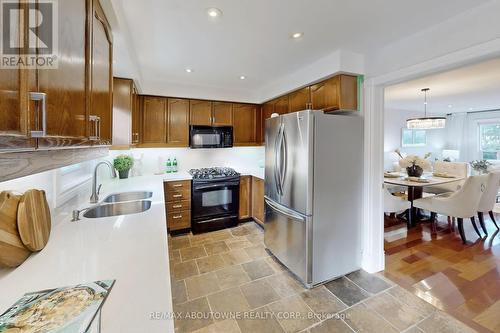 1534 Heritage Way, Oakville, ON - Indoor Photo Showing Kitchen With Double Sink