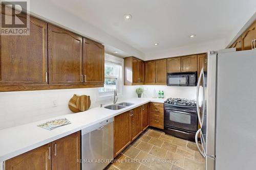 1534 Heritage Way, Oakville, ON - Indoor Photo Showing Kitchen With Double Sink