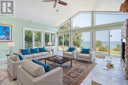 38 Lakeside Drive, Grimsby, ON - Indoor Photo Showing Living Room